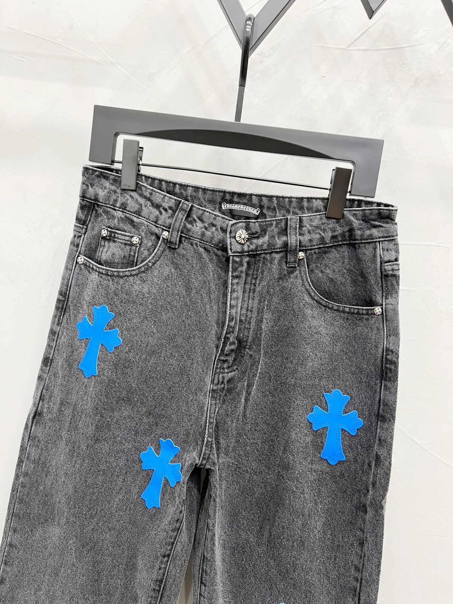 P240 Style number: [M929] Chrome hearts & Chrome hearts 25ss blue leopard print cross patch leather jeans Chrome hearts’ logging pants are here! ! ! CH Croix Heart Double Knee Cross Patch Leather Bo1 Style Logging Pants Straight-leg Work Pants B136 Croix Heart Cross Sanskrit Overalls Price 24W Level, patchwork cross pattern embellishment, high-waisted washed jeans! ! Absolutely high-end luxury products, 1.9W level god-level single products, super popular products, made by top heavy industry, not to be missed. About Zangyin, this is an extremely luxurious fashion brand, which can also be called the nobles of the high street. It has always been an exclusive brand of some hipsters or rich second generation. Compared with ordinary high streets, it is more luxurious and noble. Compared with luxury brands, it has a more fashionable personality and has always been a brand that I have a special liking for. Imported yarn is custom-woven into a high-density twill canvas, which ensures a crisp silhouette while also making the fabric feel very delicate. It follows the B01 classic silhouette, with a crisp and stylish upper body. The ready-made garments are stone-milled and fermented, so they can be matched with any style. Buttons and zinc-brushed washables are genuine YKK retro metal products. Double-layered canvas on the front. Perfect details. All hardware is perfect. Size: 30-32-34-36 Color: Black pants, blue and white leather